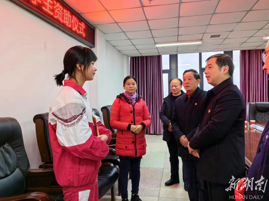 张家界市税务局关心下一代工作委员会举行“为你点灯 照亮前行”助学帮困活动