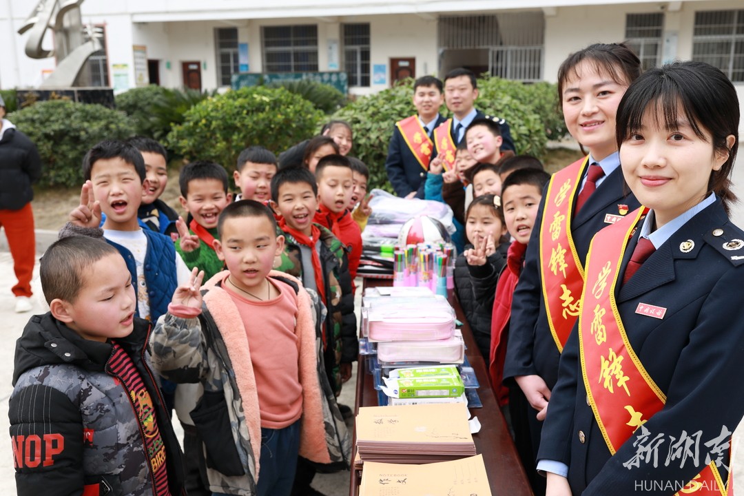 张家界市税务局：深学雷锋精神 爱心捐资助学