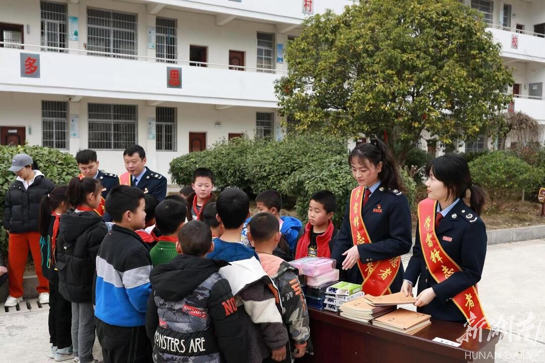 张家界市税务局：深学雷锋精神 爱心捐资助学