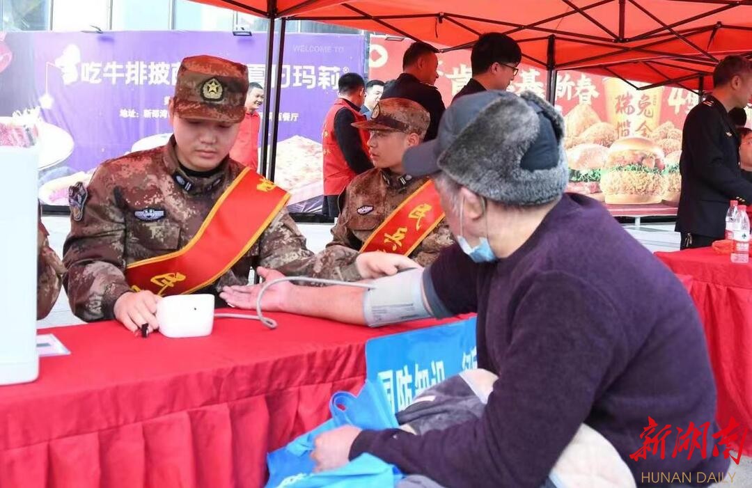 新邵1000余名志愿者共同开展“学雷锋”志愿服务活动