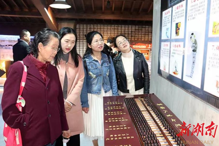 隆回县财政局组织女干部职工接受廉政警示教育