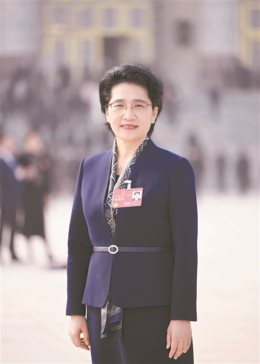 代表委员访谈丨全国人大代表陈华：让绿水青山常在，诗和远方常伴