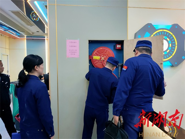 武冈消防救援大队开展畅通消防“生命通道”集中清查行动