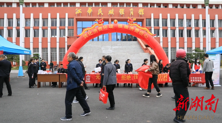 江华：消费者观摩“你点我检”食品安全看得见