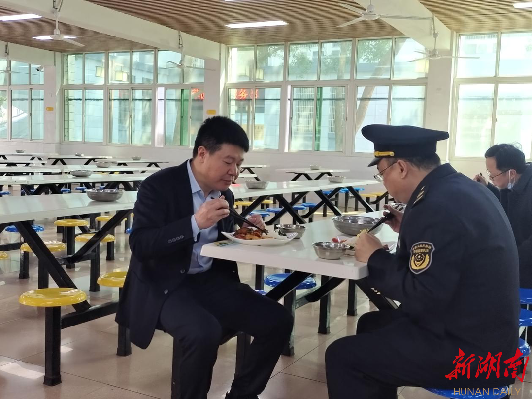 刘章宇到湘西州民族中学督导食品安全“两个责任”落实工作