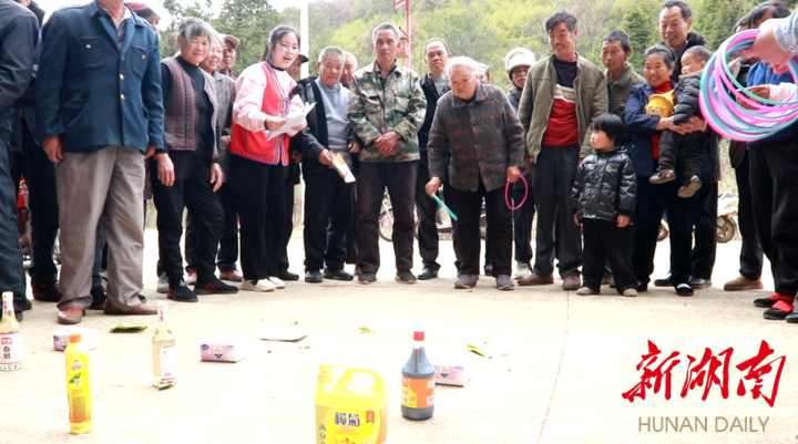 江华河路口社区居家养老服务中心开展志愿服务活动