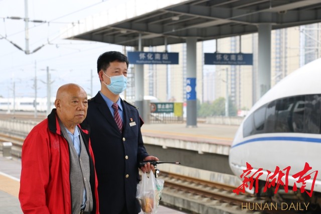 “‘老铁’的服务真暖心!”——乘客家属点赞怀化南站