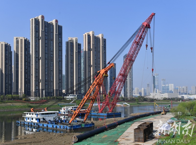 浏阳河沉管吊装完成