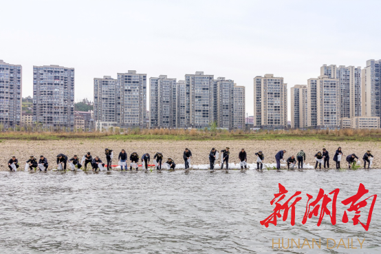泸溪县开展渔政执法增殖放流 8万尾鱼苗跃入沅江