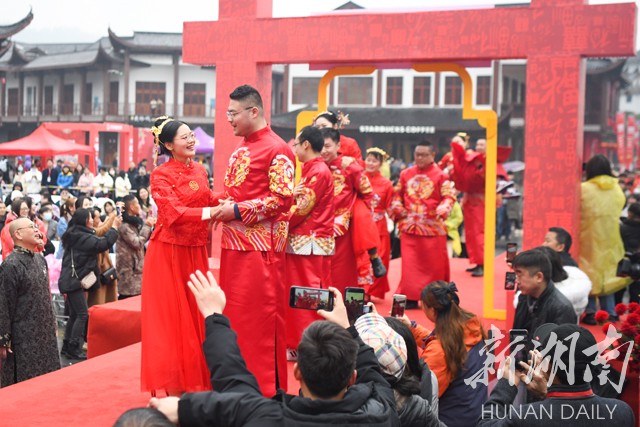 奇峰秀水见证百对新人喜结连理