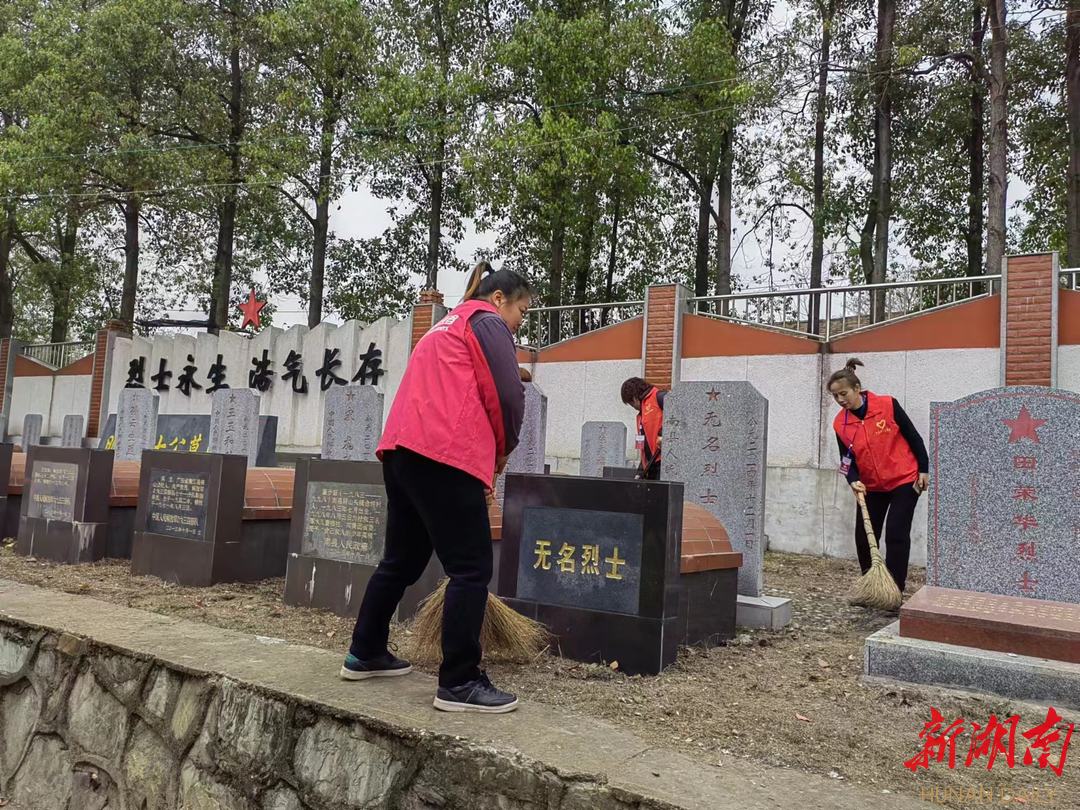 护林员和志愿者正在捡拾垃圾。代丽娟 摄 护林员和志愿者正在捡拾垃圾。代丽娟 摄