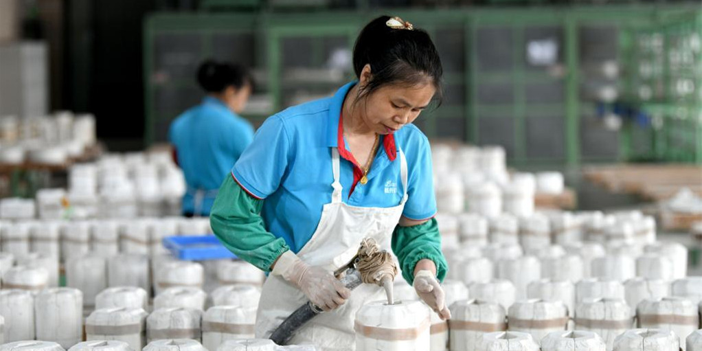 福建德化：陶瓷企业生产忙