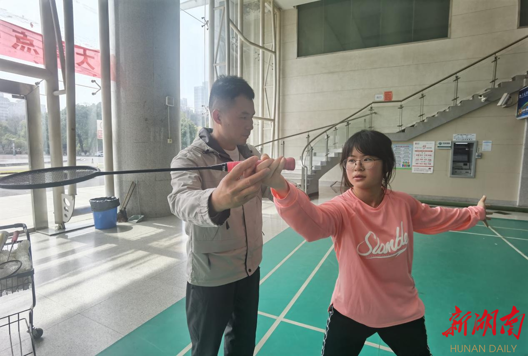 盛智灵手把手教学生纠正动作。莫蓉 摄 盛智灵手把手教学生纠正动作。莫蓉 摄