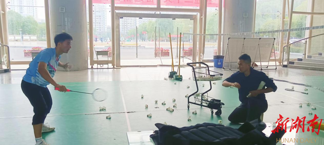 跪地掷球陪训(学生提供训练图片) 跪地掷球陪训(学生提供训练图片)