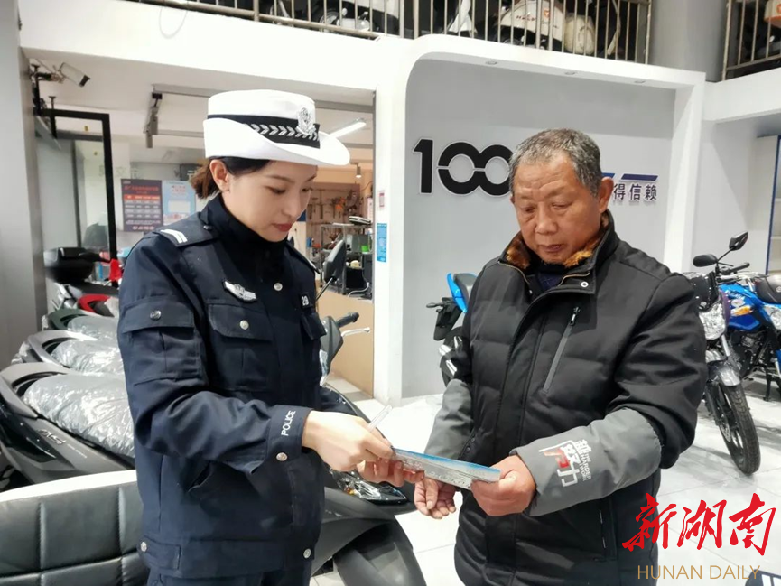 安化交警在上牌时向车主宣传交通安全知识。 安化交警在上牌时向车主宣传交通安全知识。