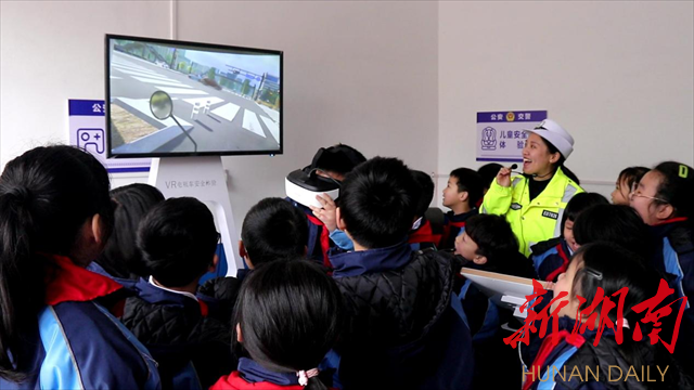 邵东小学生走进宣教基地学习交通安全知识
