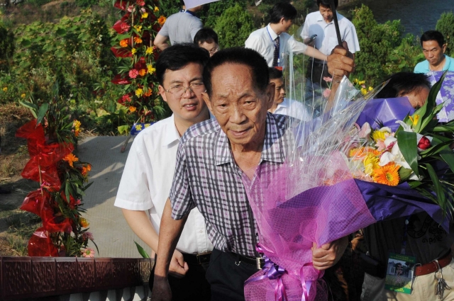 【2010年8月，袁隆平院士、邓则老师率家人祭拜母亲。杨锡建 摄】