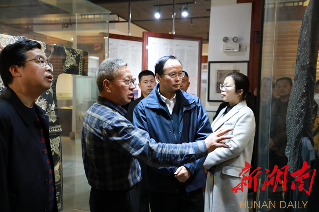 省委统战部副部长,省民宗委党组书记、主任覃万成一行参观怀化学院沅水流域民族民间文化艺术中心(怀化市民族博物馆)。(卓东 摄) 省委统战部副部长,省民宗委党组书记、主任覃万成一行参观怀化学院沅水流域民族民间文化艺术中心(怀化市民族博物馆)。(卓东 摄)
