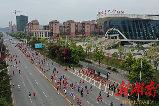 2023洪江黔阳古城半程马拉松比赛现场。胡浩 摄影