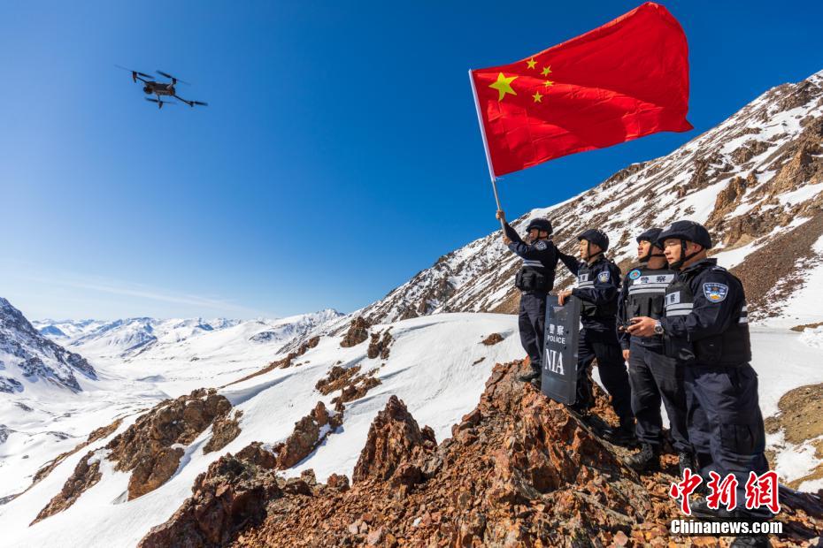 新疆移民管理警察踏雪巡邊