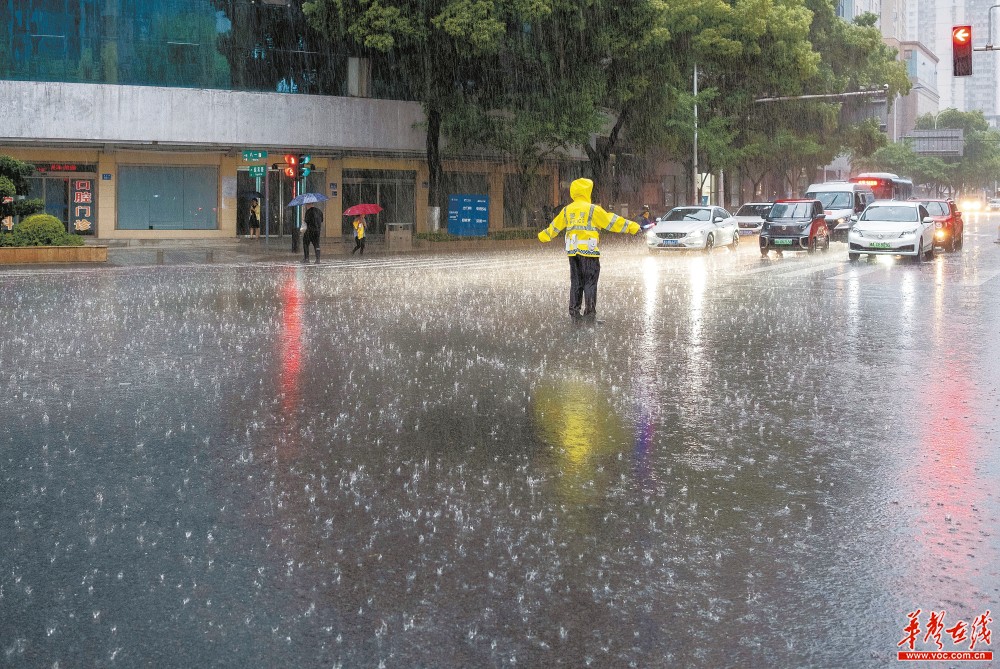 雨中前行 - 焦点图 - 湖南在线 - 华声在线
