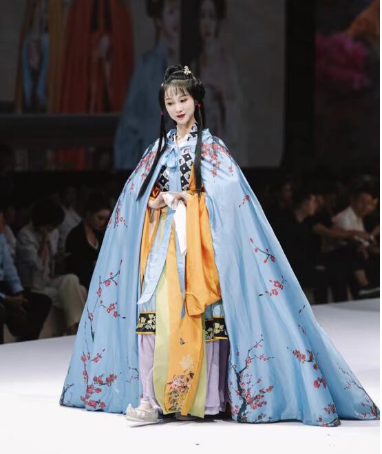 中国华服日之际百位汉服圈达人上演锦绣华赏国风大秀