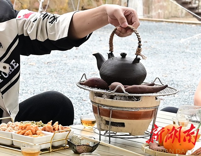 “围炉煮茶”都配有小吃。李林 摄