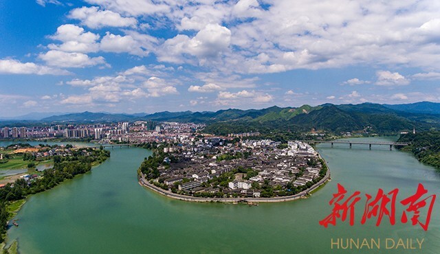 航拍下的黔阳古城。胡浩 摄