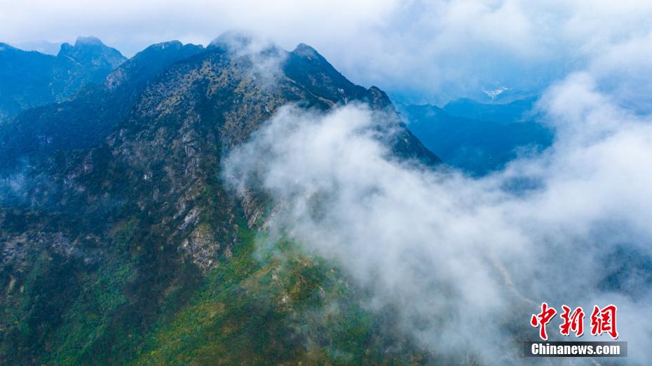 航拍江西鷹盤山群峰聳立 云霧繚繞壯美如畫