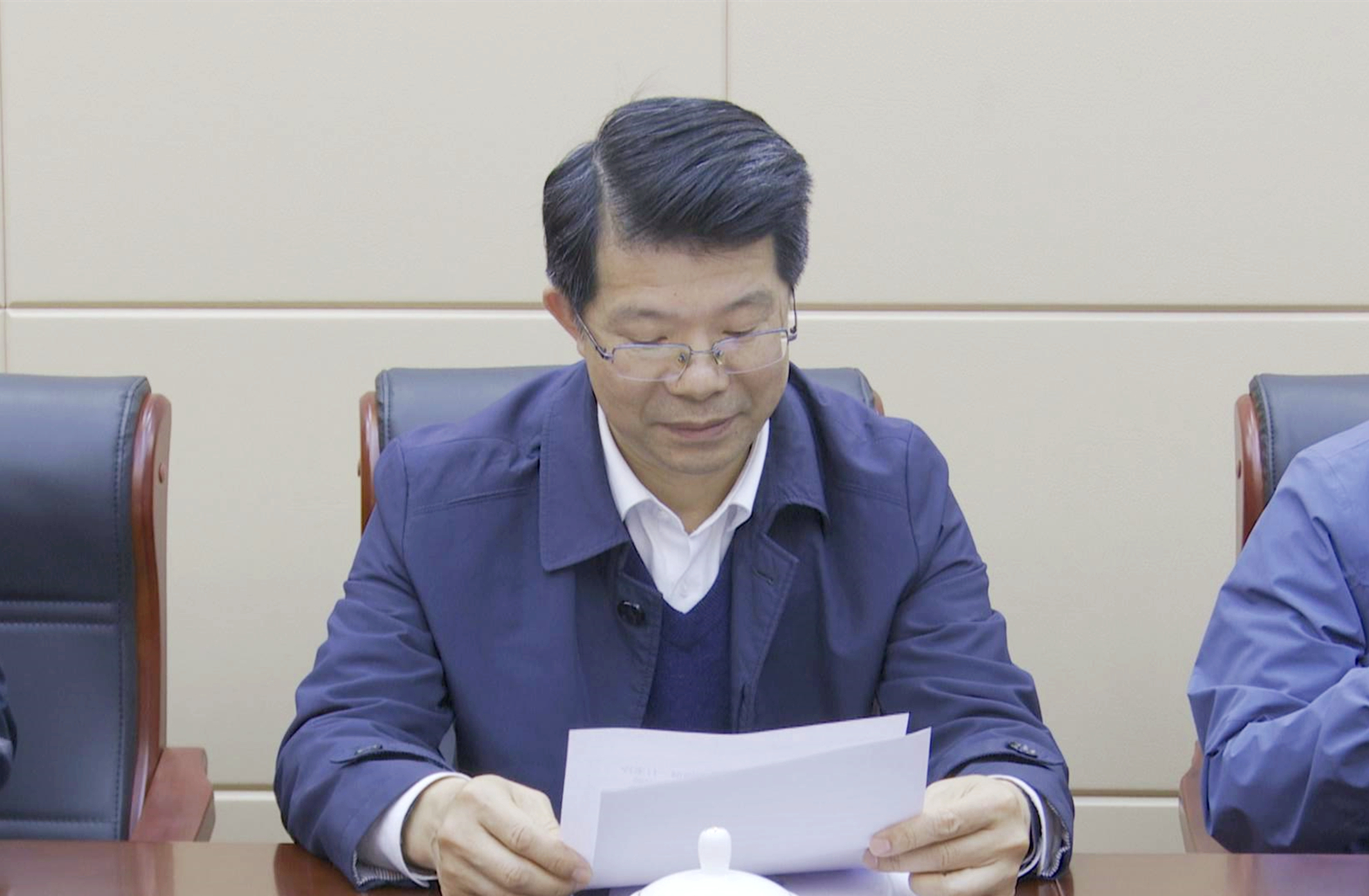 在人大机关508室,王向前认真倾听工作人员关于"智慧人