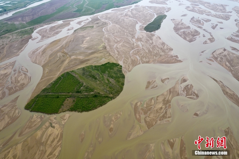 山西运城：黄河河道泥沙冲刷 形成“河中沙岛”