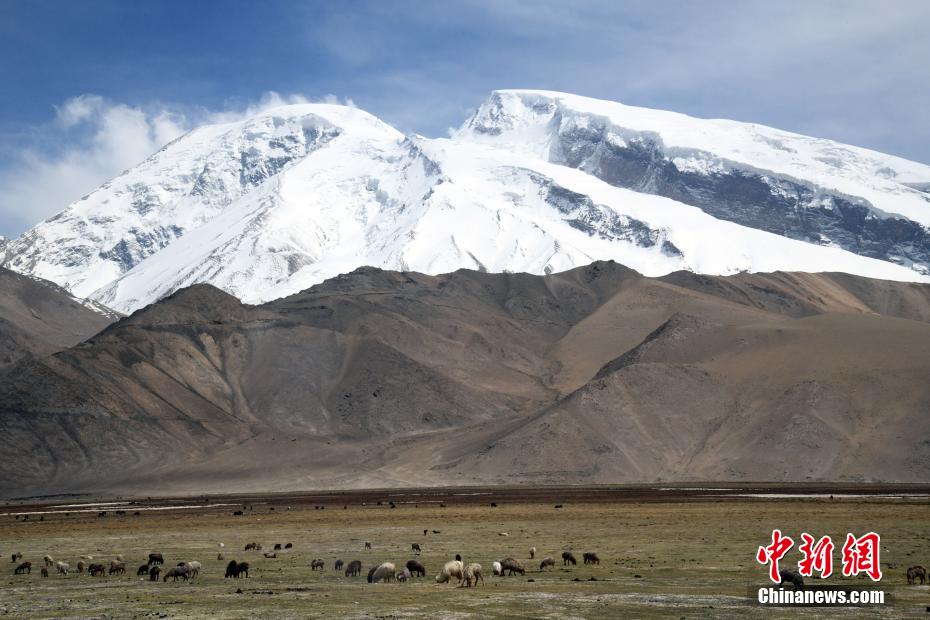 群山巍峨雪峰圣潔 新疆帕米爾高原風(fēng)光壯美