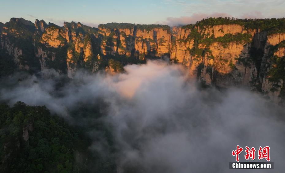 打卡张家界国家森林公园 连绵峰林间云卷云舒景如画