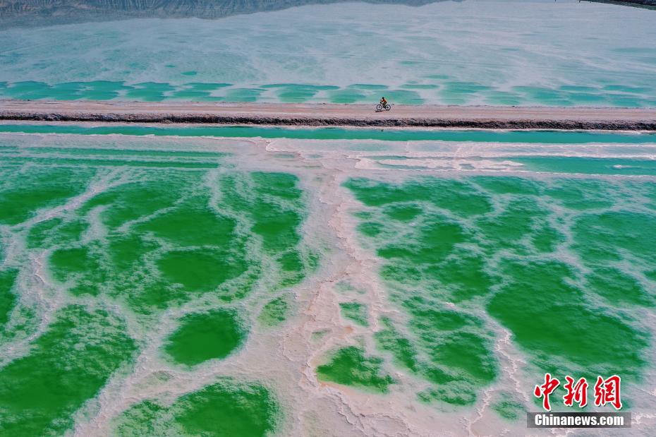 青海茫崖：“瀚海骑士”穿梭在“戈壁绿宝石”翡翠湖