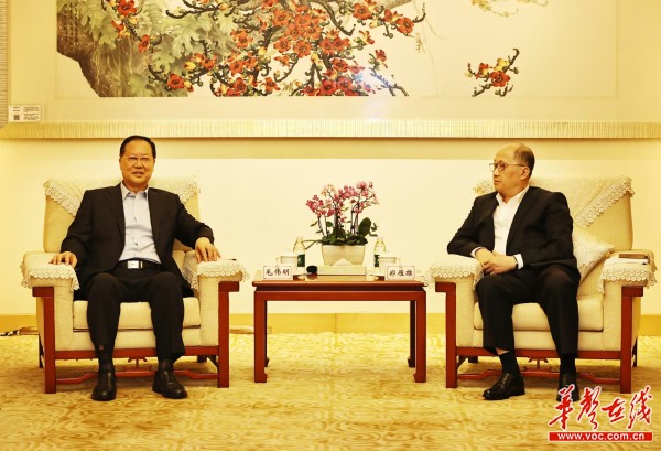 毛伟明会见郑雁雄