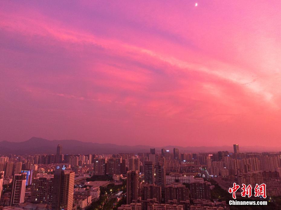航拍江西赣州天空出现粉紫色晚霞 宛若一幅美丽油画