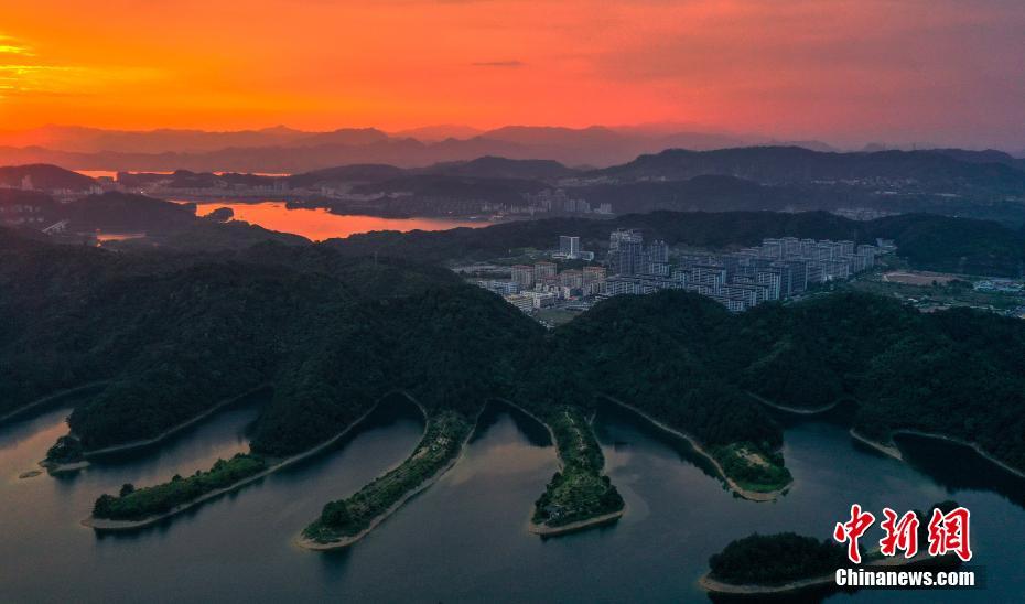 浙江千岛湖现绚丽晚霞