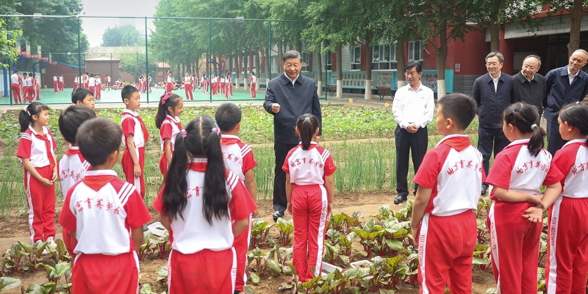 习近平在北京育英学校考察 向全国广大少年儿童祝贺“六一”国际儿童节快乐