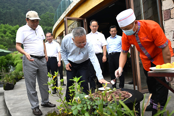 沈晓明在张家界调研：深化全域旅游 坚定走生态美产业兴百姓富的高质量发展之路