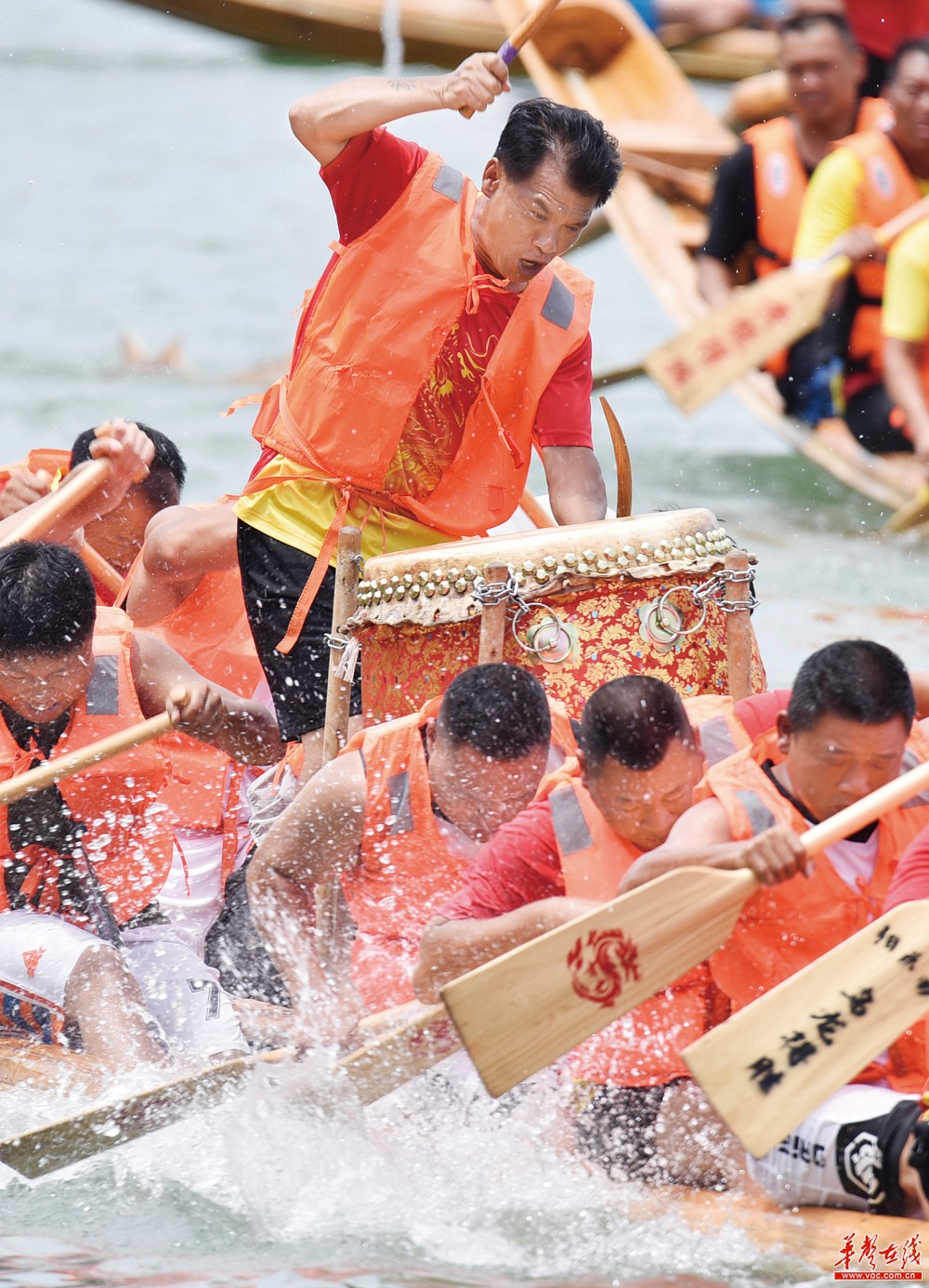 6月22日,株洲市渌口区南洲镇在昭陵古镇举办龙舟赛,6支龙舟代表队在