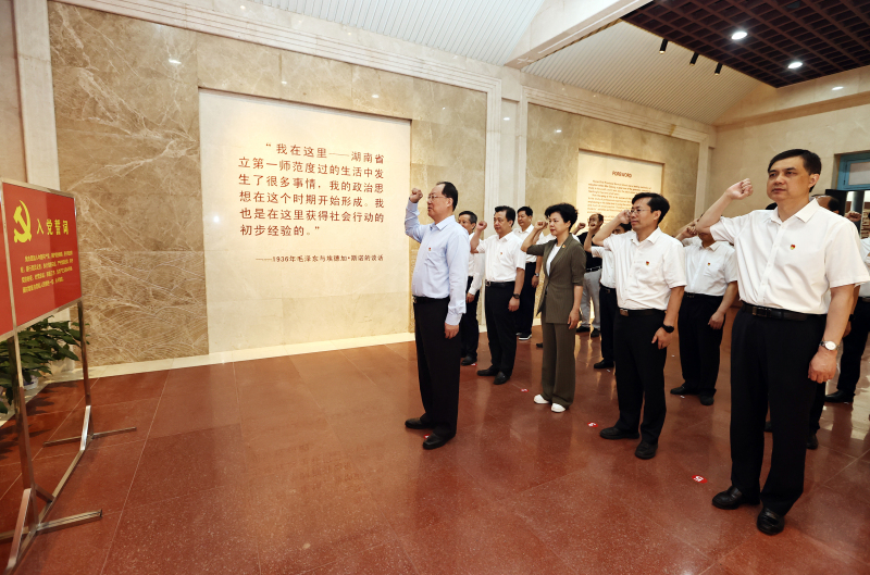 毛伟明率省政府党组班子接受革命传统教育