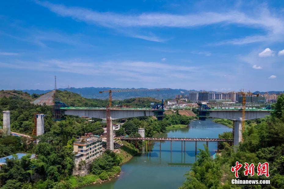 戰(zhàn)高溫 渝昆高鐵四川段建設(shè)加速推進(jìn)