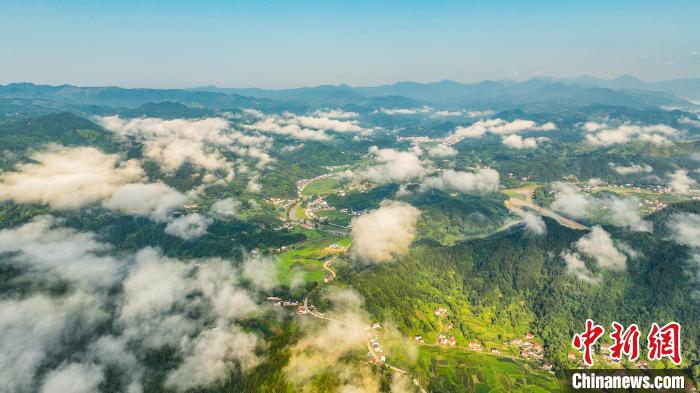 安徽大別山：雨后山鄉(xiāng) 云霧縹緲