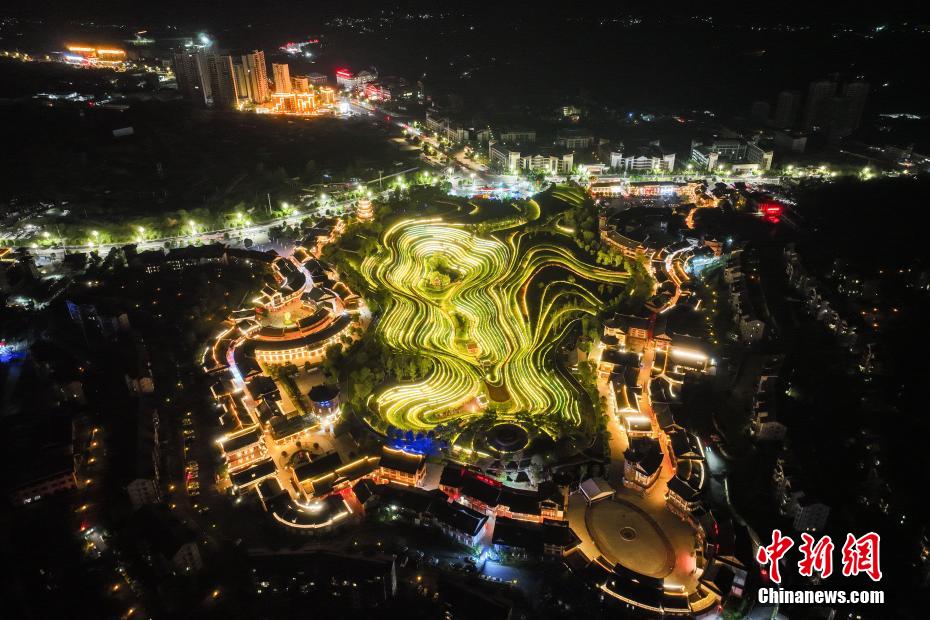 貴州大方古鎮(zhèn)梯田夏日夜景迷人