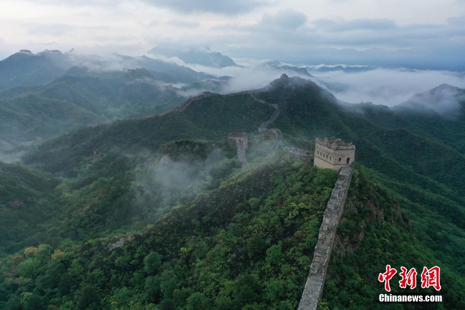 河北承德：雨后金山嶺長城云霧繚繞