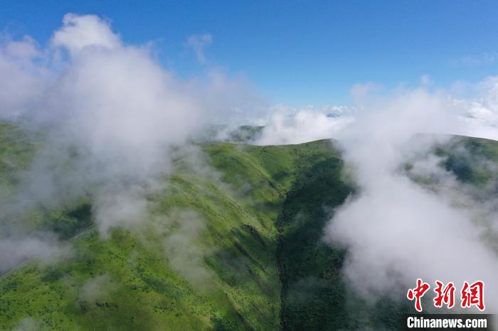 航拍青海果洛班瑪縣山間云霧繚繞