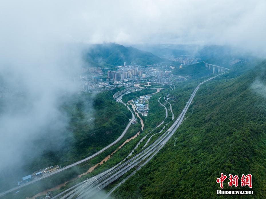 貴州畢節(jié)：烏蒙山云霧繚繞美若仙境