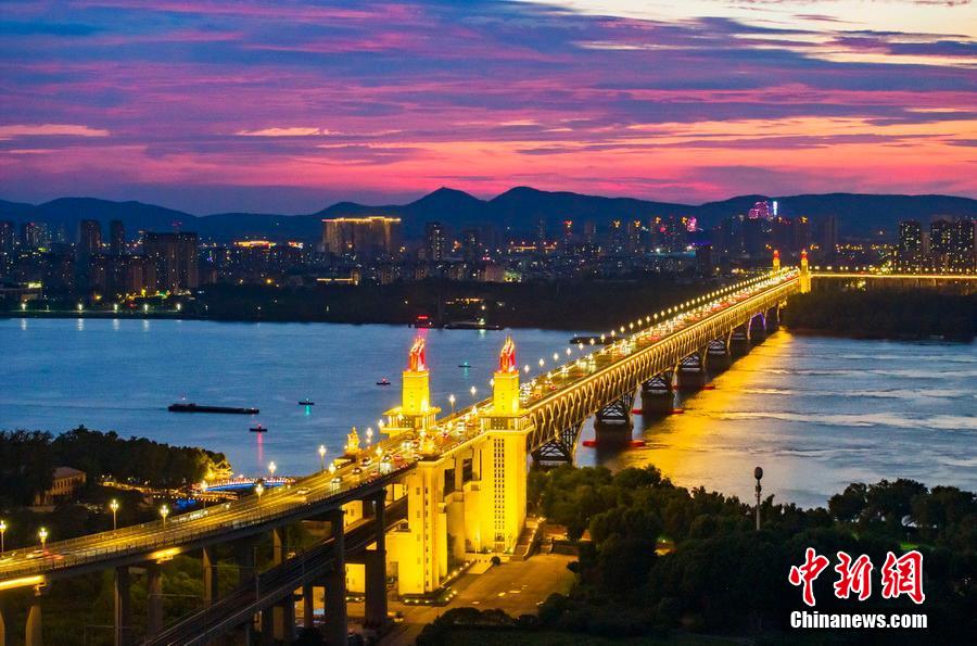 航拍南京長(zhǎng)江大橋璀璨夜景