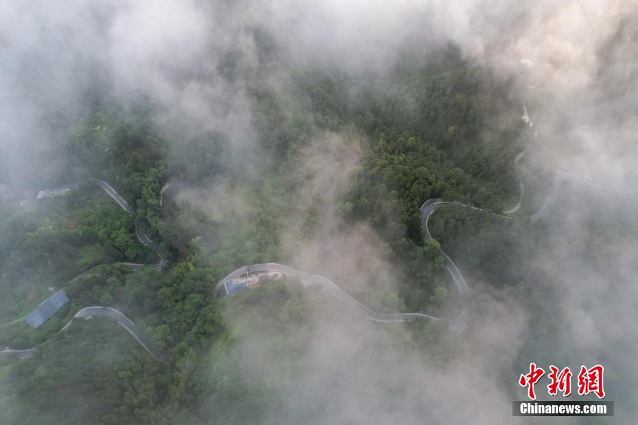 貴州江口：生態(tài)公路蜿蜒如畫(huà)