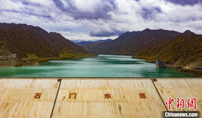 航拍新疆石门水库：蜿蜒高山间的静美画卷